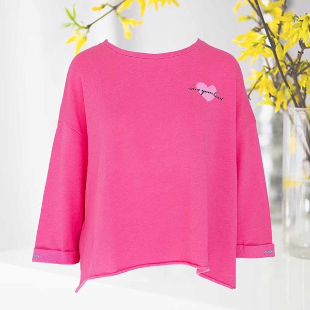 Dieses weit geschnittene Sweatshirt von der Marke 91993669_212063130237567_5484509535301936188_n