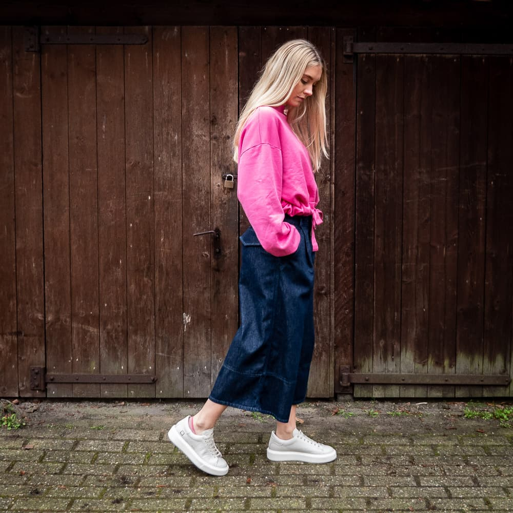 Coole Lässigkeit in Denim. 348473527_258456743237556_7331013305062566505_n