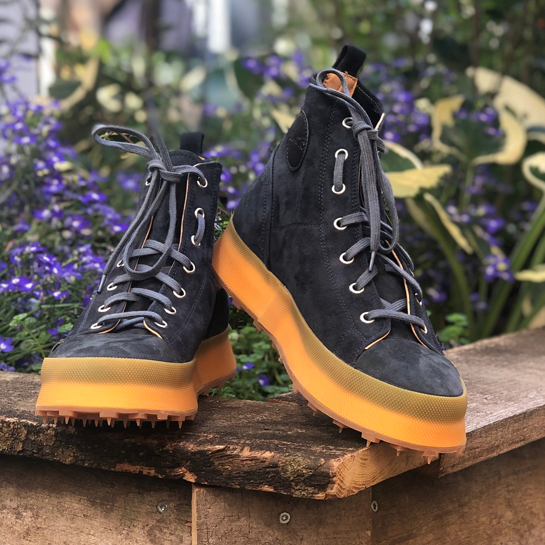 Stylisher Trend-Boot. 292047683_1204295577058224_3596069950589645834_n