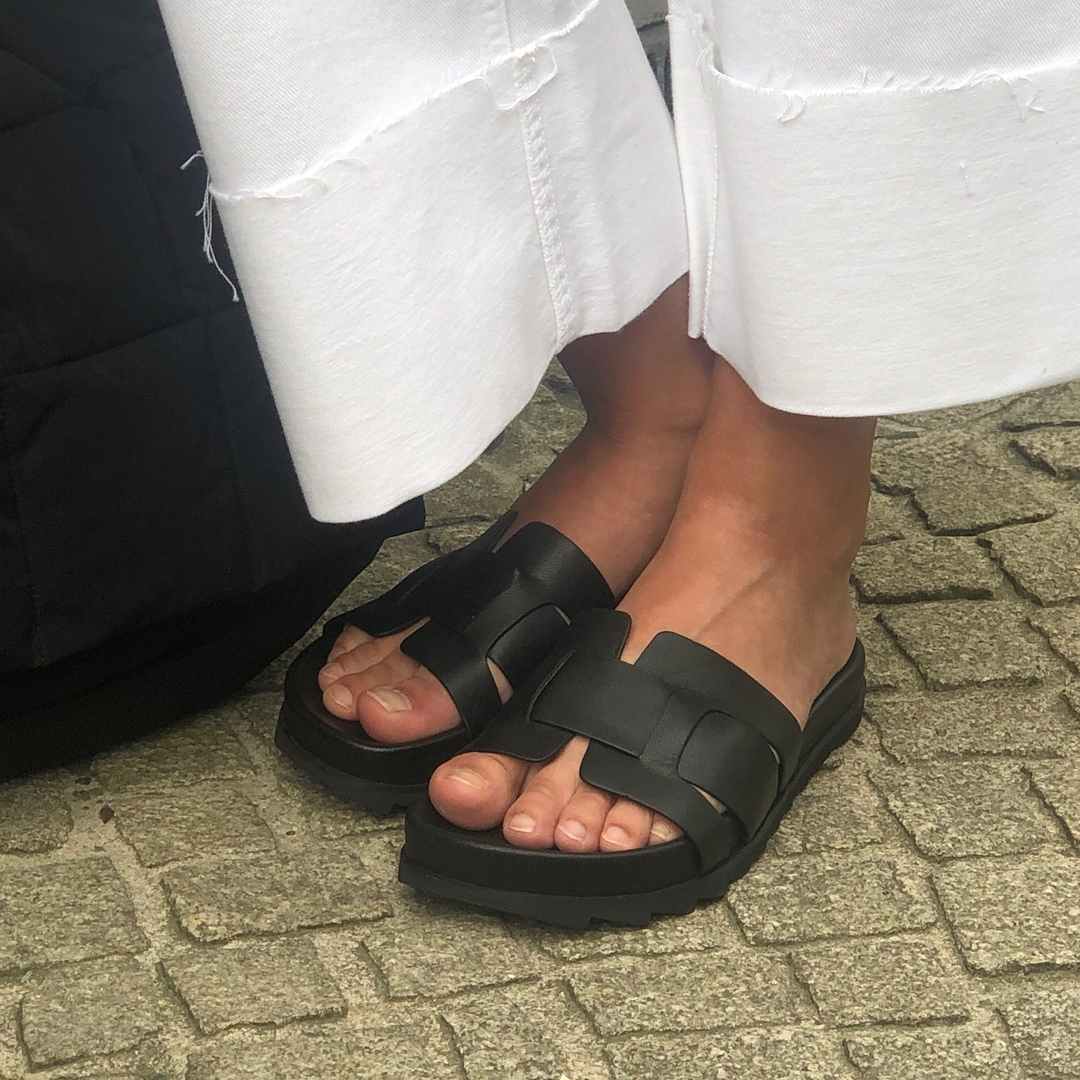 Lässige Pantolette mit Stil. 296691759_1358545271220644_1739212831586679930_n