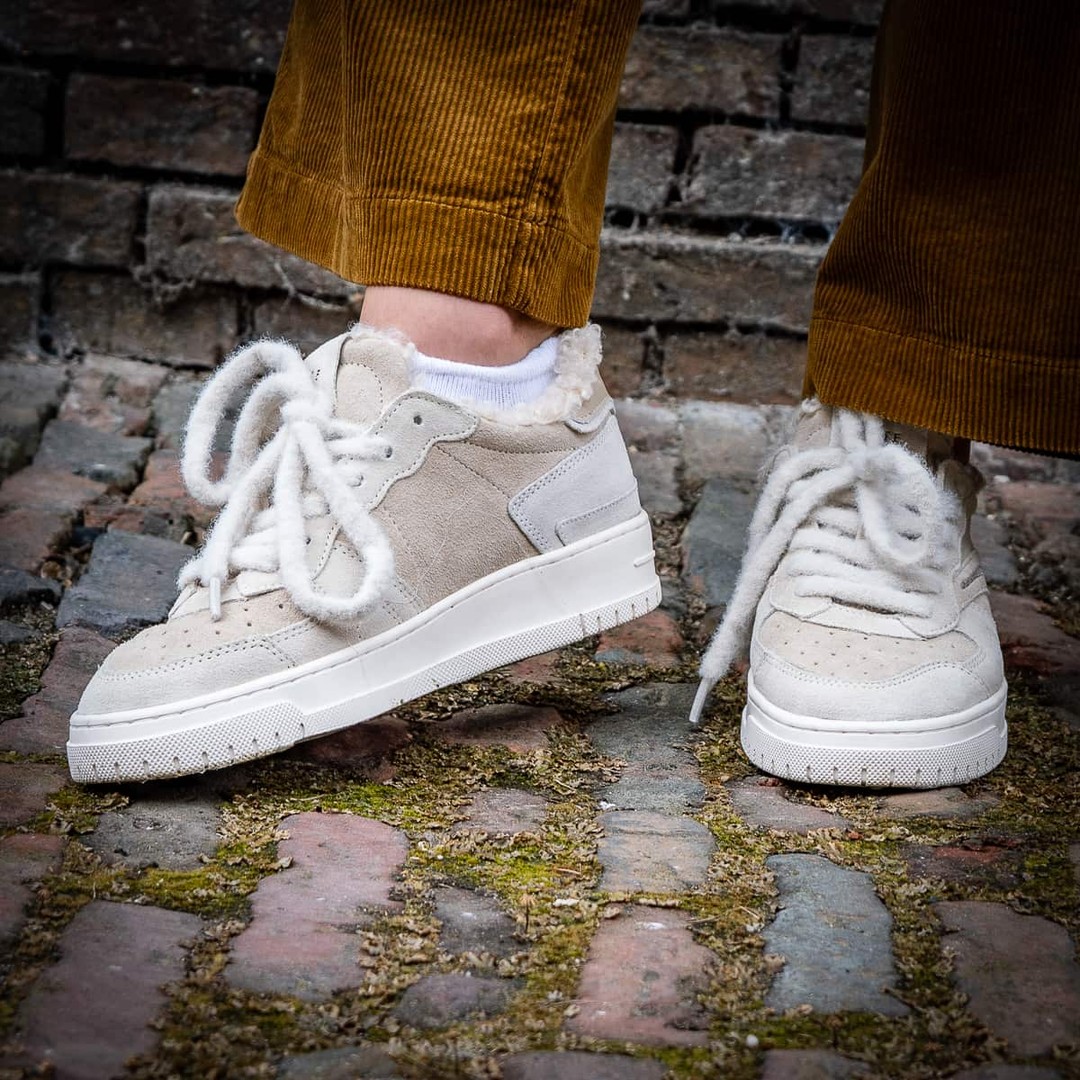 Angepasste Sneakers.