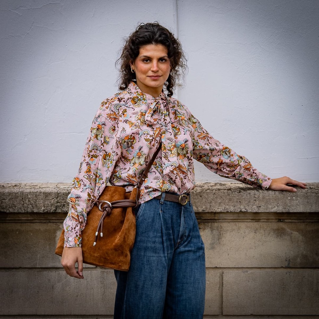 Bluse mit Schluppe.
