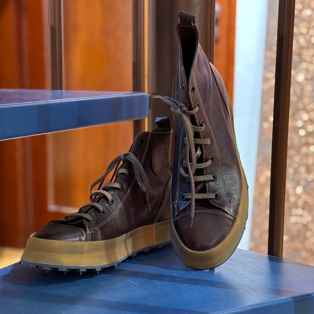 Cooler Leder-Sneaker. 418772176_1549100852609425_2926328676820105036_n