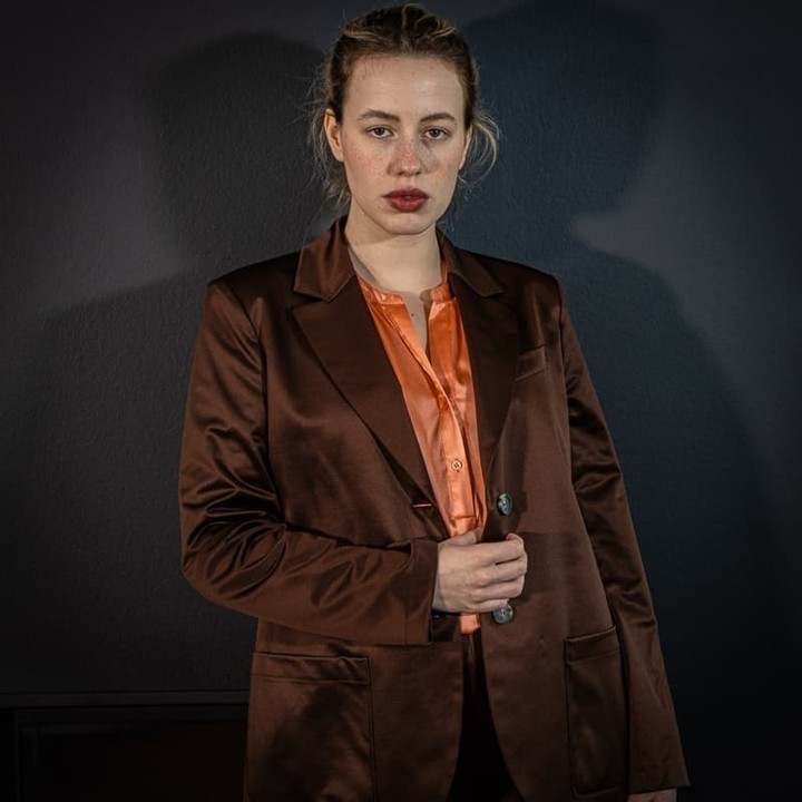 Glänzender Blazer. 439620538_1207545323956984_49657364874798939_n