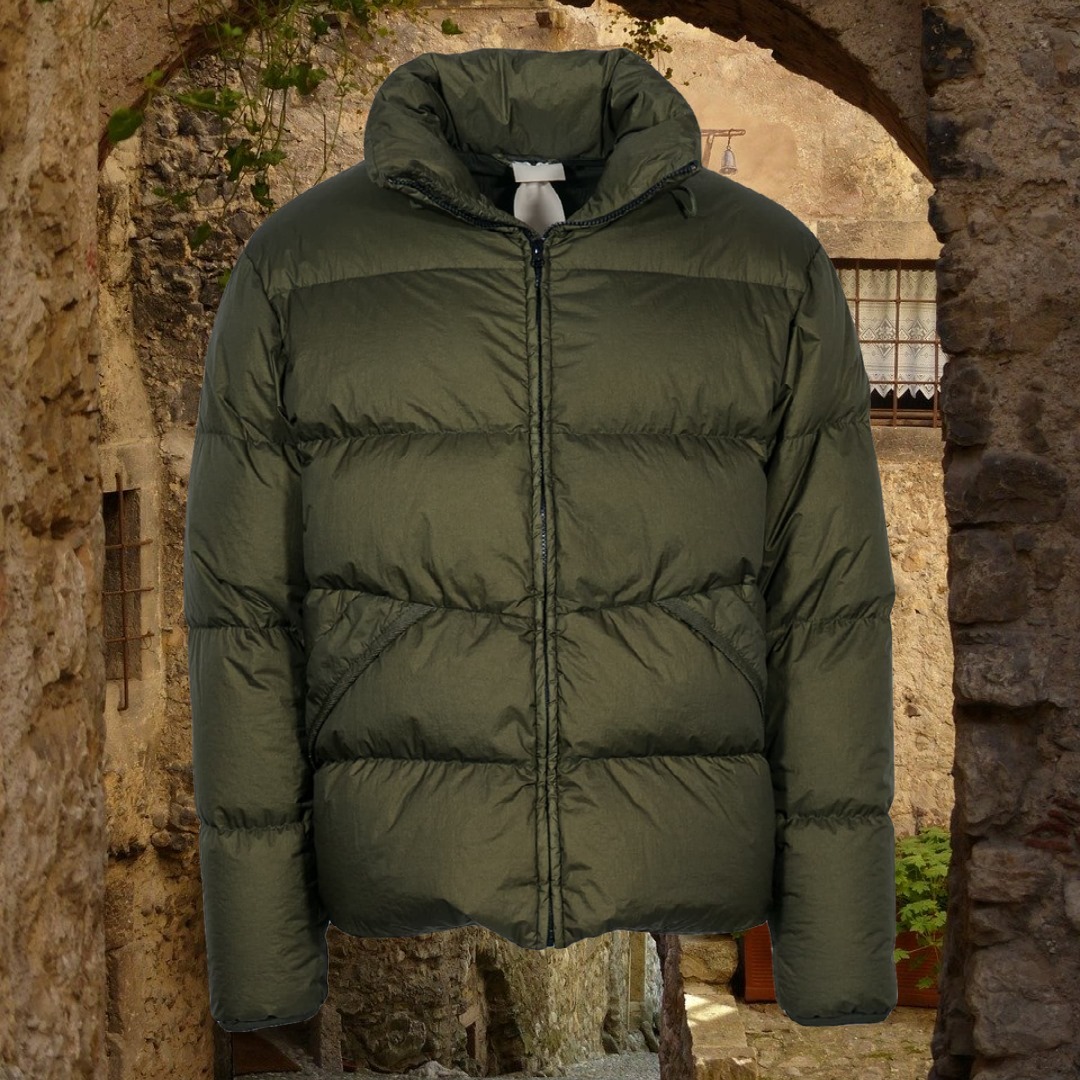 Die Daunenjacke ist der Klassiker. 124249628_397560141427757_2130895366690447893_n