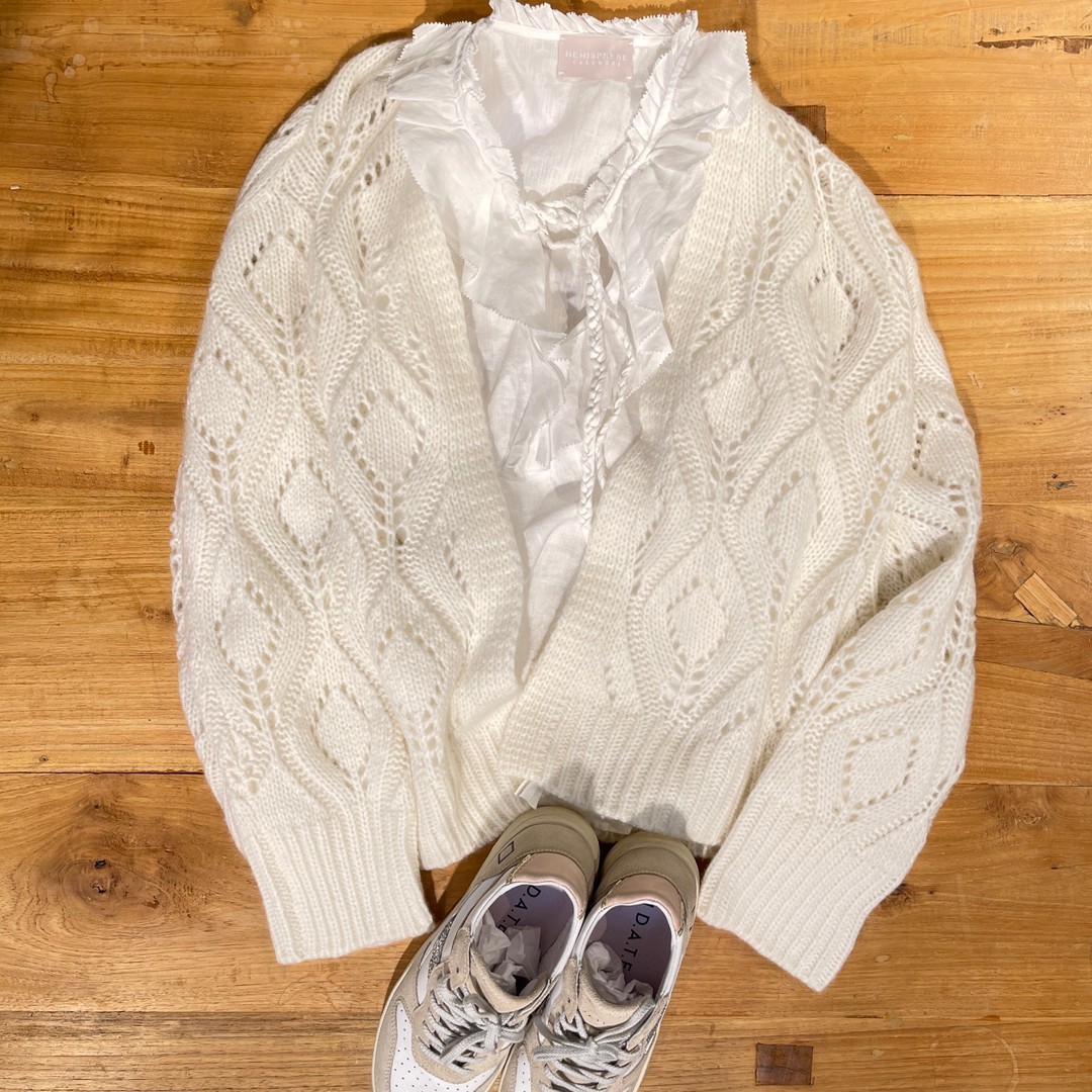 Zeitlose Strickjacke. 330022733_497416752543567_966075084500629224_n