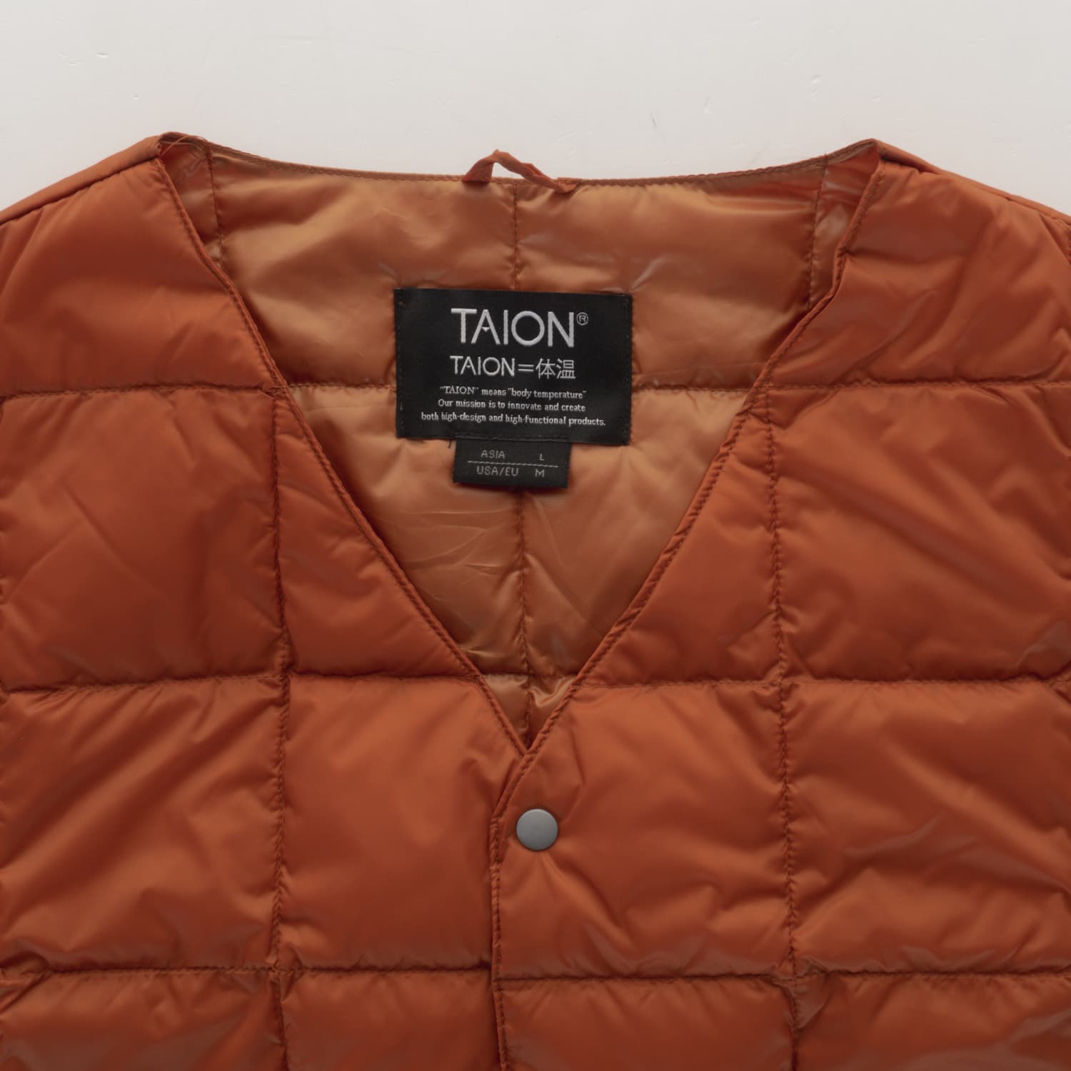 Taion-n-neck-button-down-vest-taion-0001-brick-orange (1 von 4)