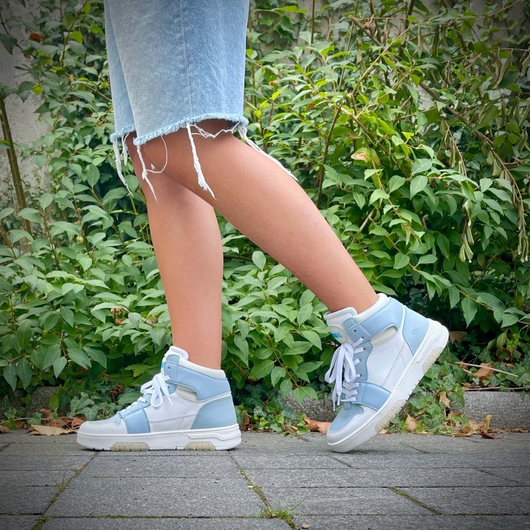 Urbane Vibes mit den High-Top Sneakern von Toral! 298547714_128483086560275_5199635545117420038_n